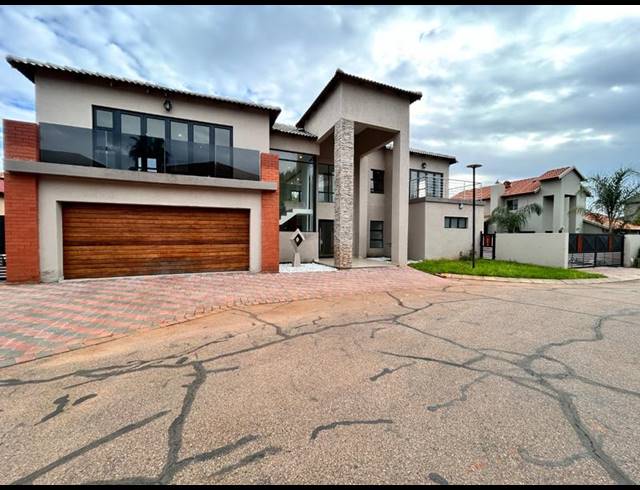 5 BEDROOM HOUSE FOR SALE IN MELODIE